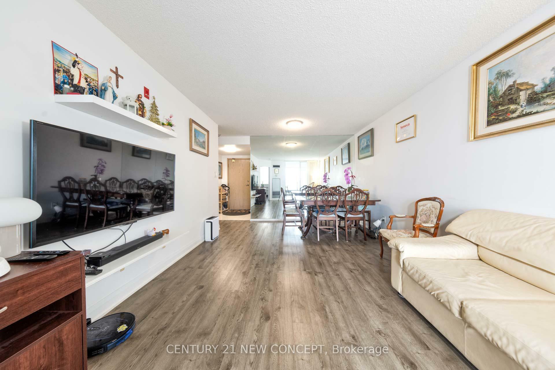 Property Photo: 22 Southport Street 932 ON M6S 4Y9
