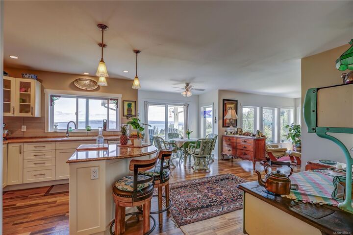 Property Photo: 2565 Cardena Cres BC V0N 2R0