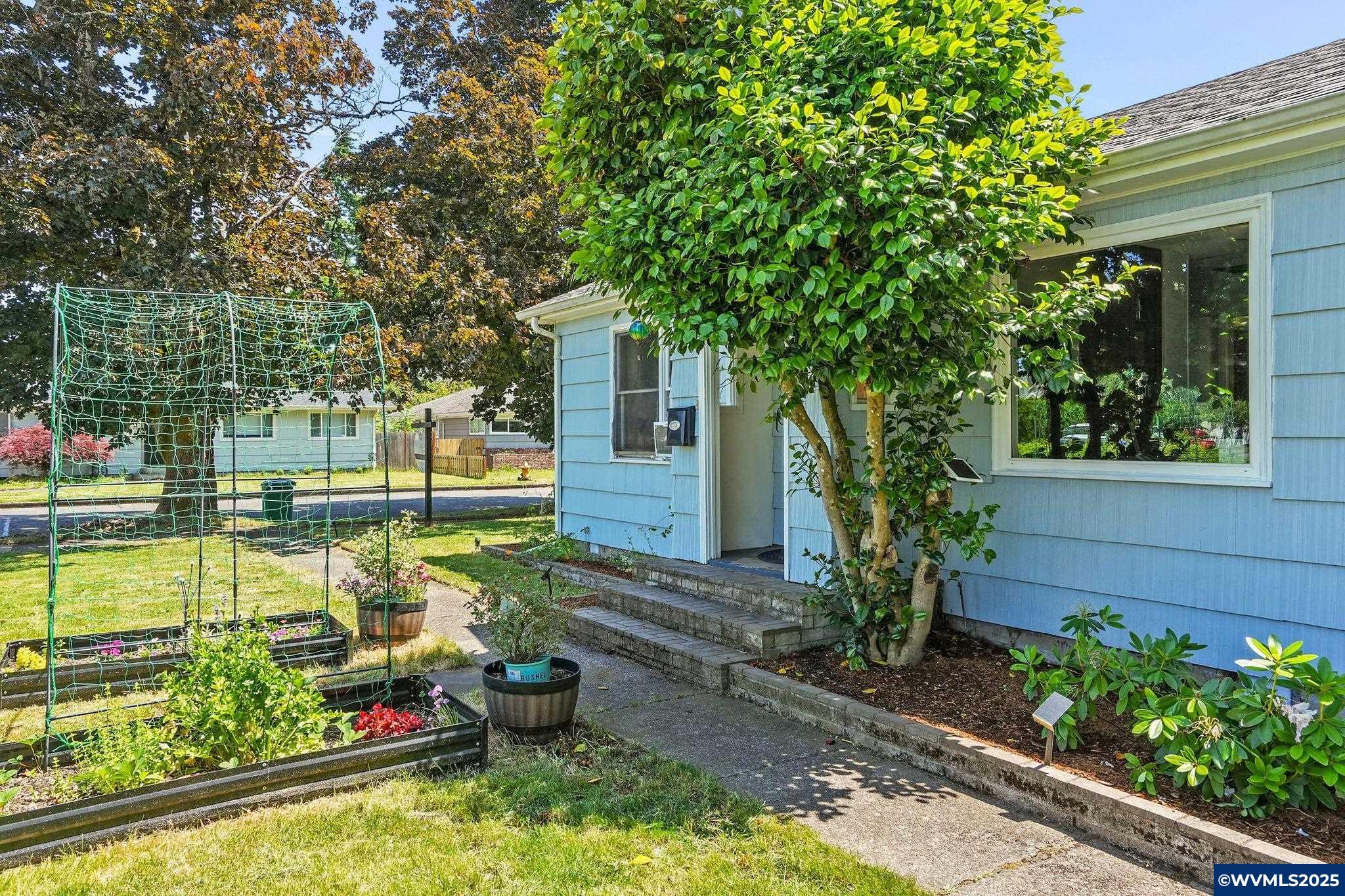 Property Photo: 915 N Douglas Av OR 97383