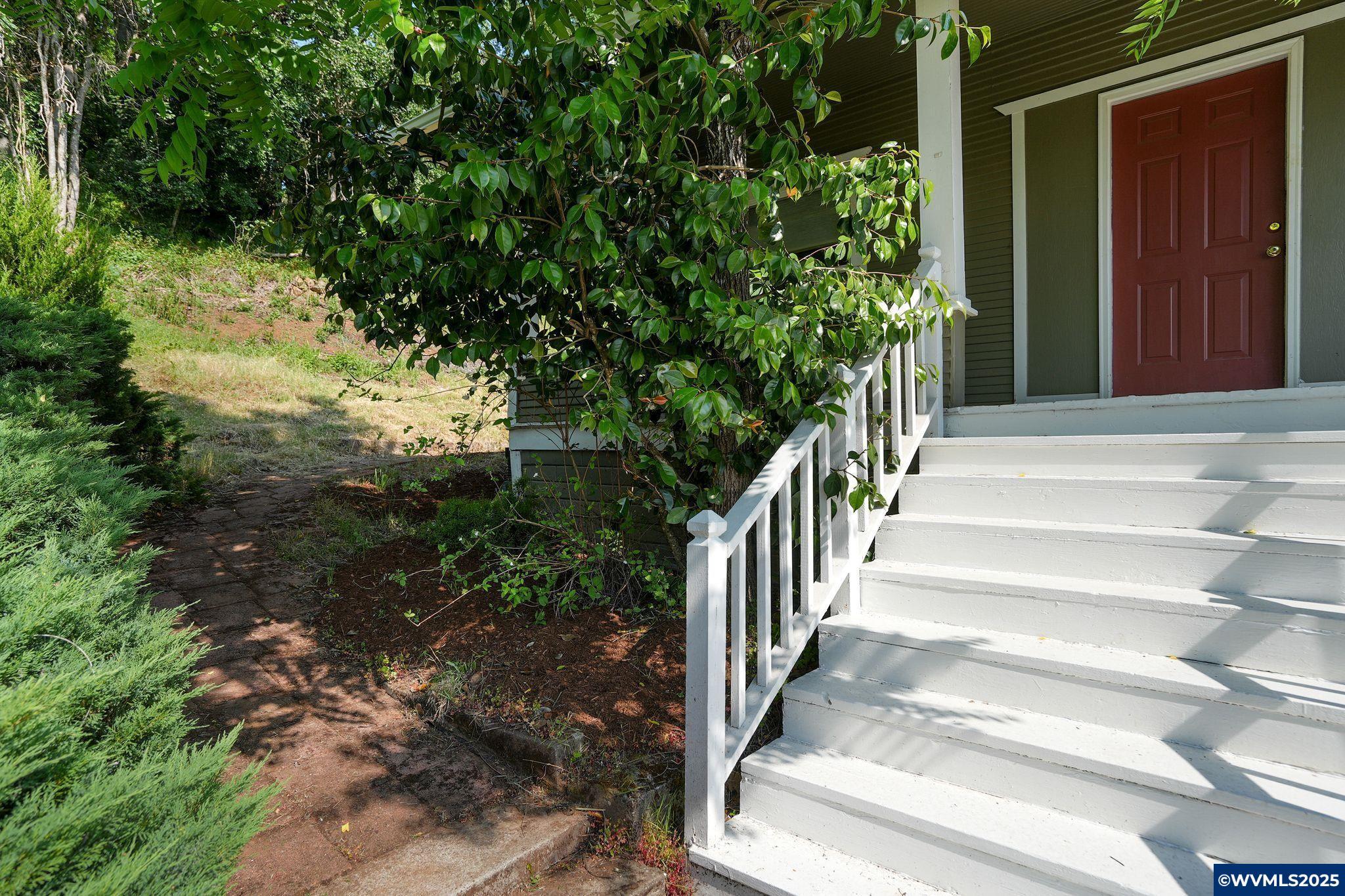 Property Photo: 526 Jersey St OR 97381