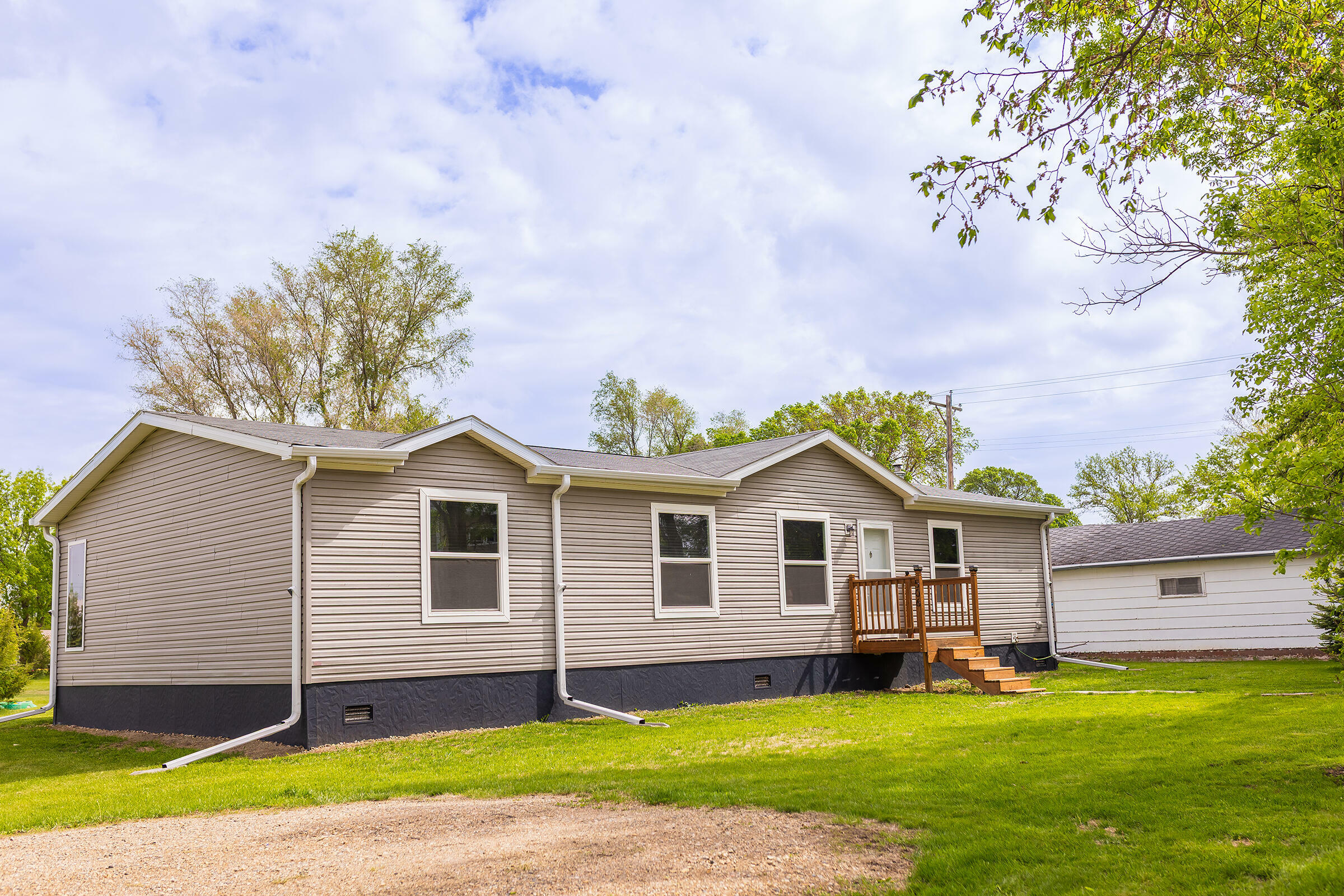 Property Photo: 506 Swift Ave SD 57435