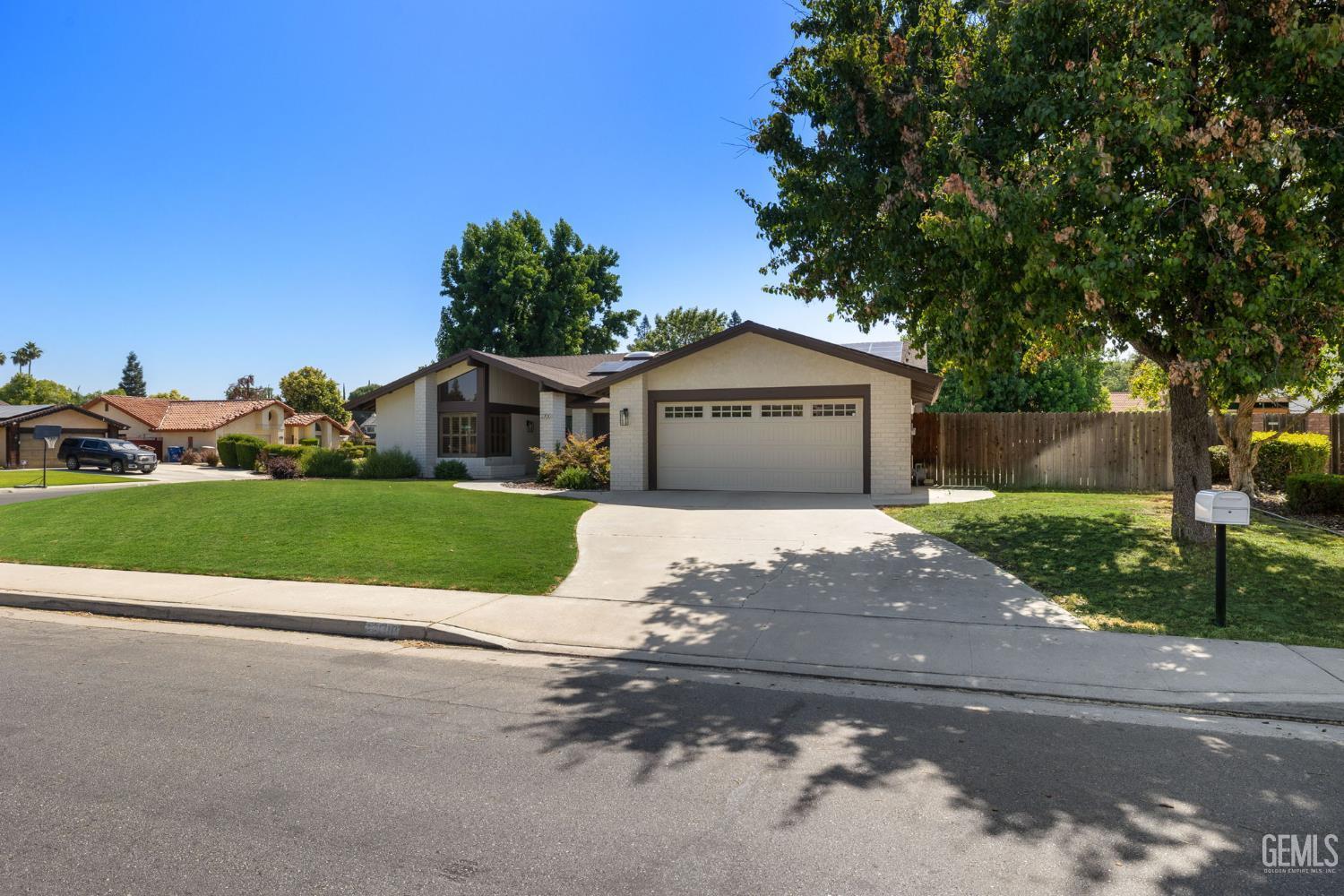 Property Photo:  2700 Hoad Lane  CA 93309 