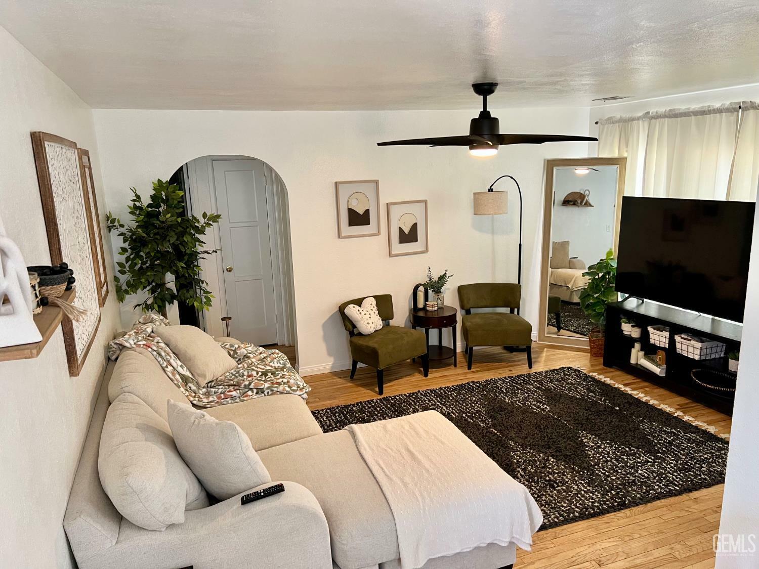 Property Photo: 3115 San Emidio Street CA 93304