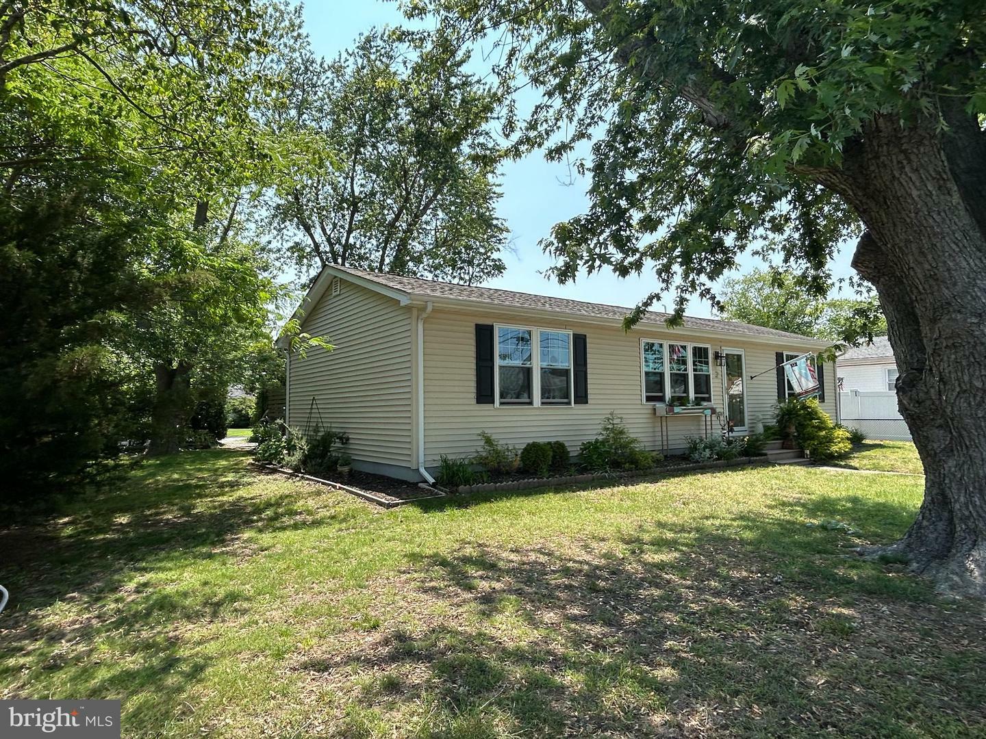 Property Photo:  2 Arbor Road  NJ 08251 