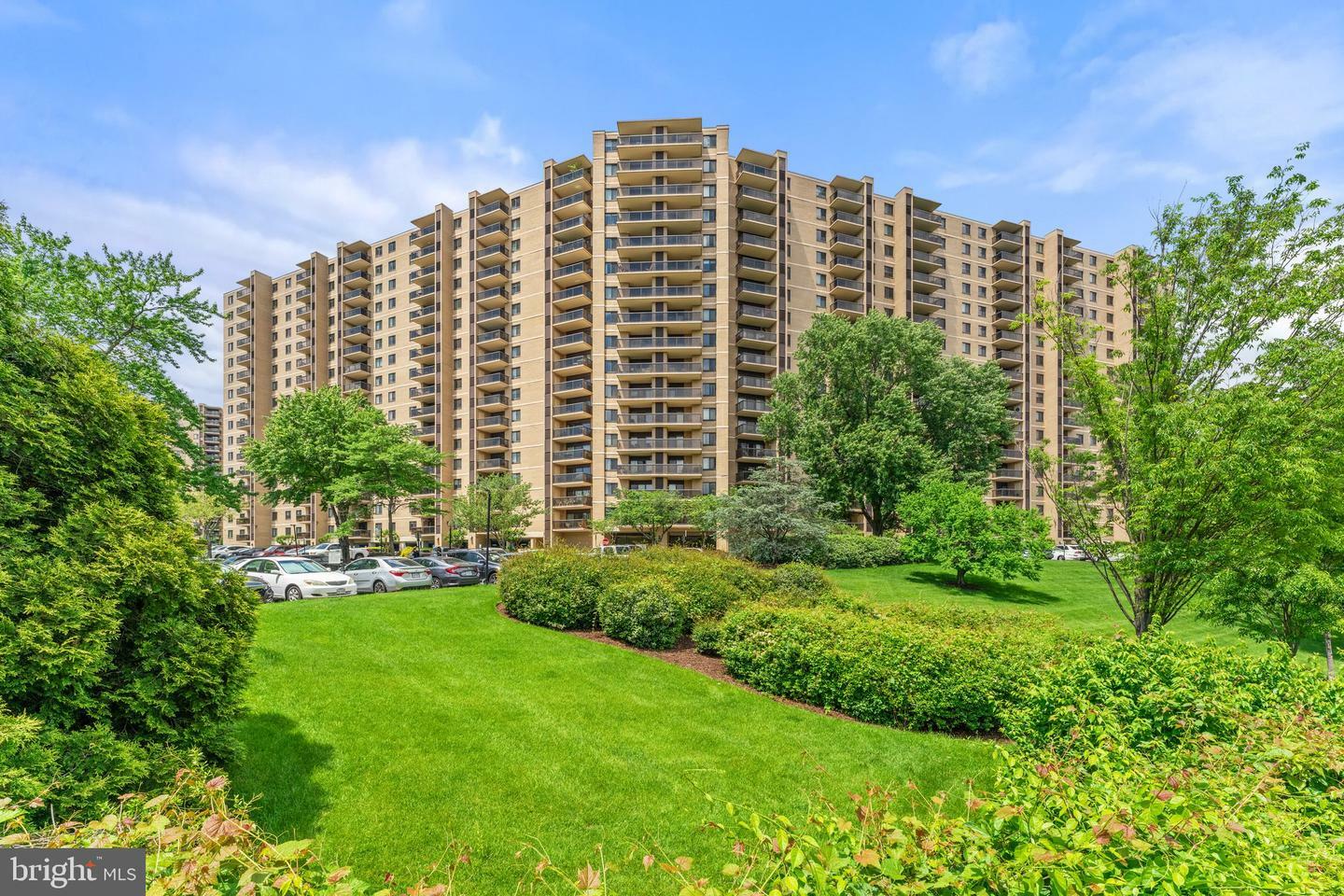 Property Photo: 203 Yoakum Parkway 603 VA 22304