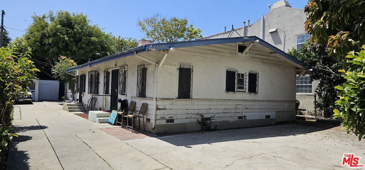 Property Photo:  1243 N Beachwood Dr  CA 90038 