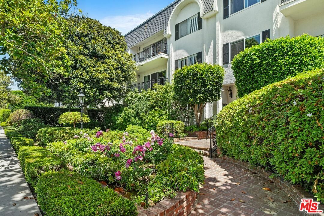 Property Photo:  404 San Vicente Blvd  CA 90402 