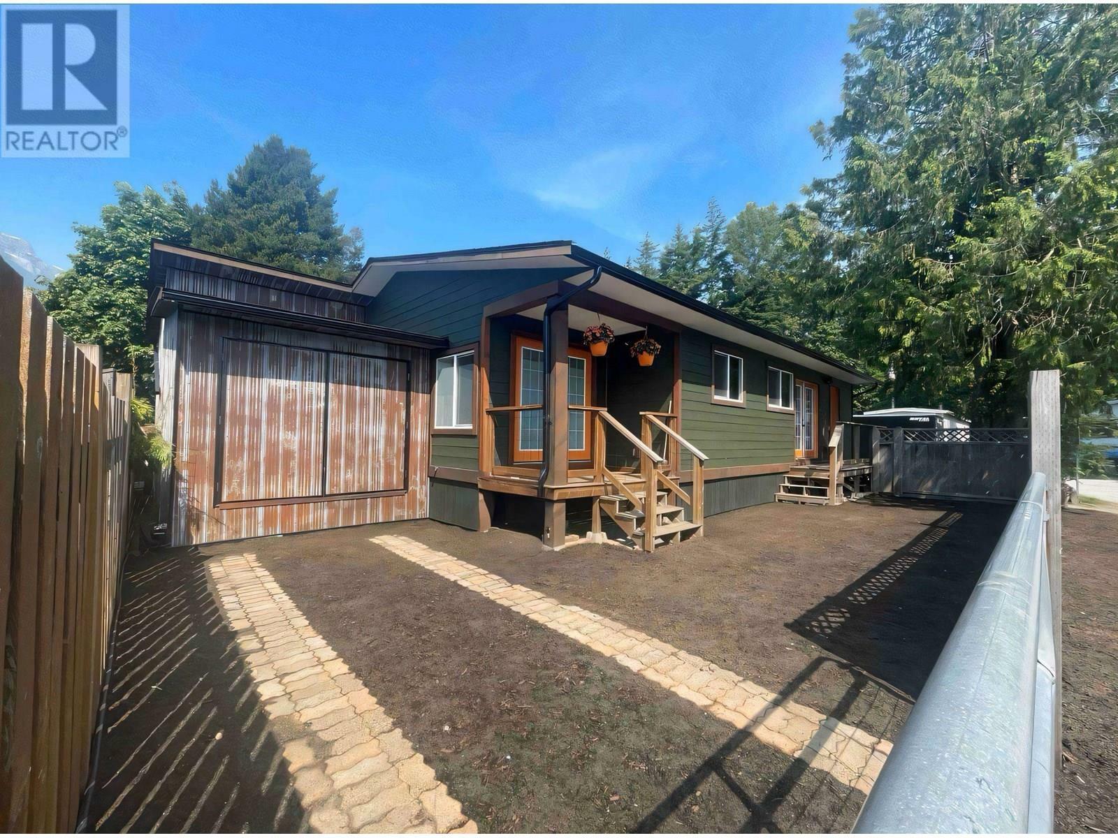 Property Photo:  40157 Government Road 26  BC V8B 0N7 