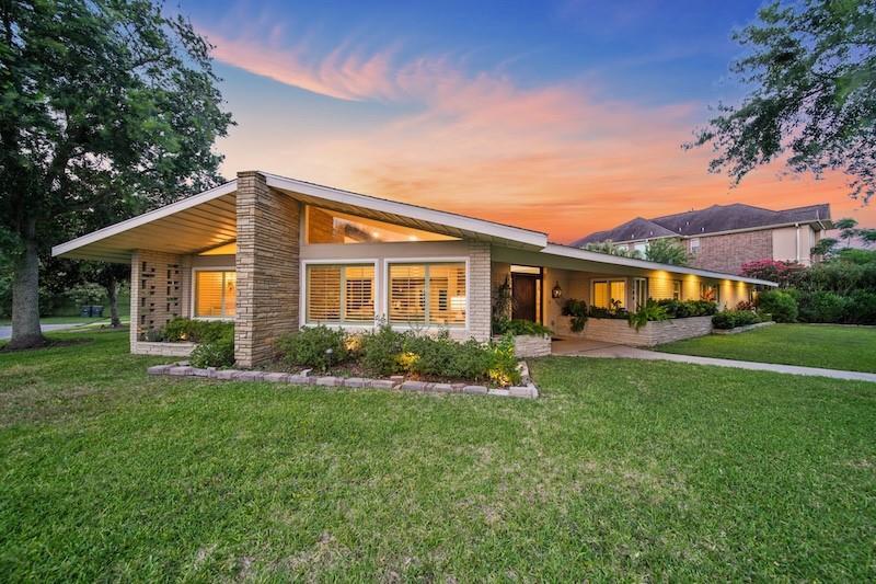 Property Photo: 1504 Bayou Homes Drive TX 77551