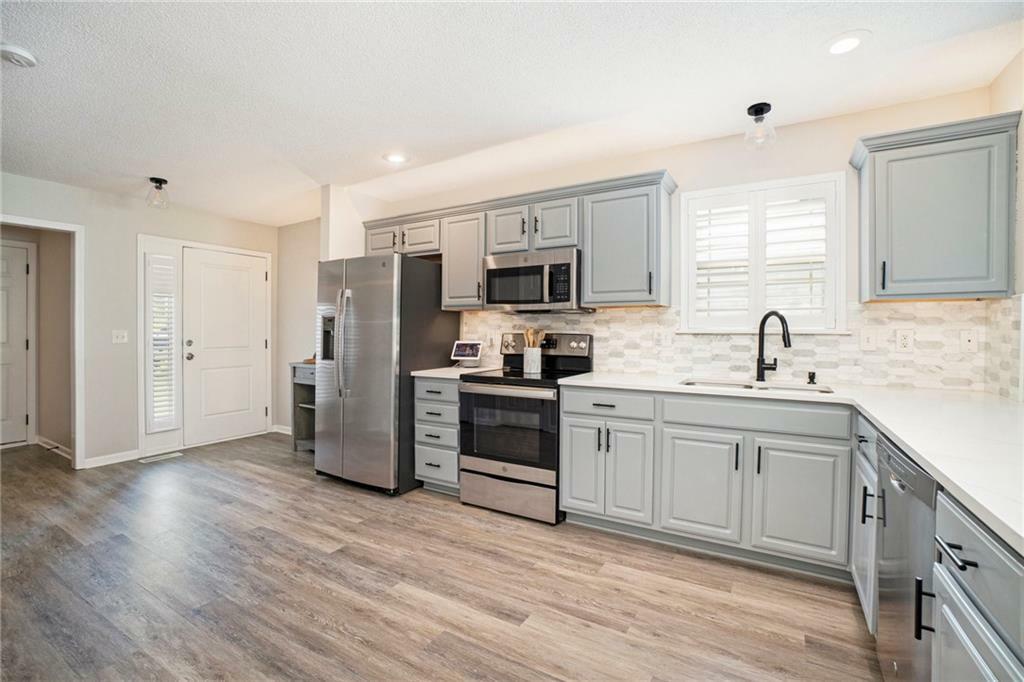Property Photo: 19 NW 95th Place MO 64155