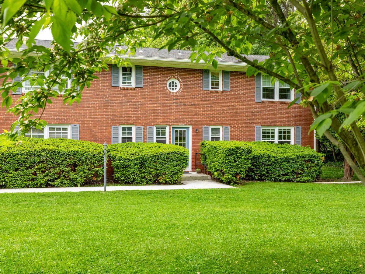 Property Photo:  33 Huguenot Street 4  NY 12561 