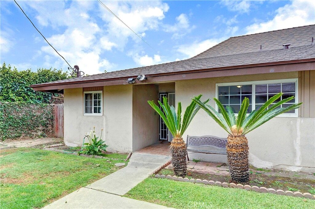 Property Photo:  521 S Lyon Street 37  CA 92701 