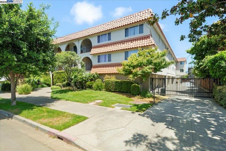 Property Photo:  2133 Santa Clara Ave 217  CA 94501 