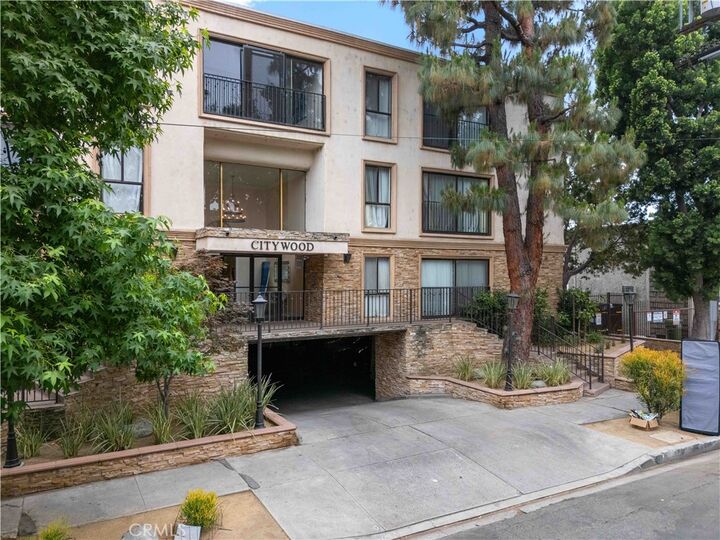 Property Photo: 15344 Weddington Street 304 CA 91411