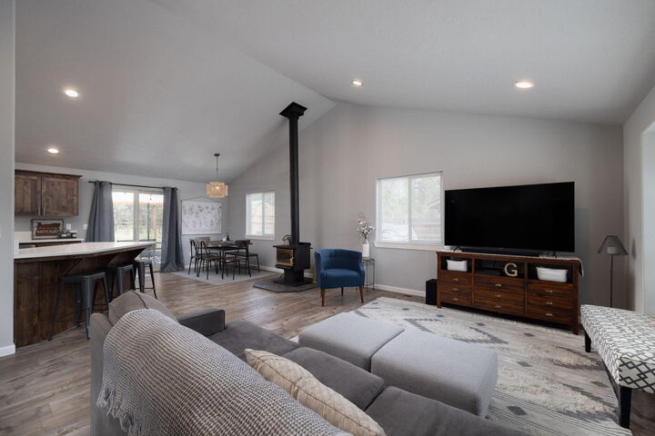 Property Photo:  55659 Swan Road  OR 97707 