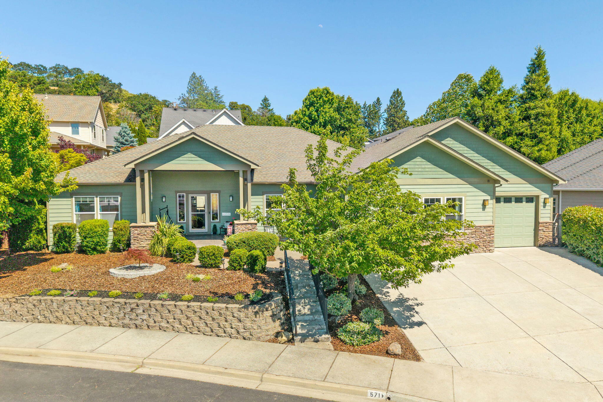571 Old Waverly Way  Eagle Point OR 97524 photo