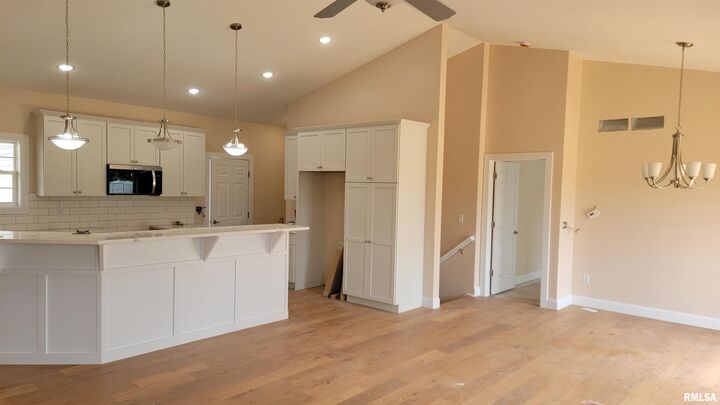 Property Photo:  1304 W Hillcrest Drive  IL 61523 