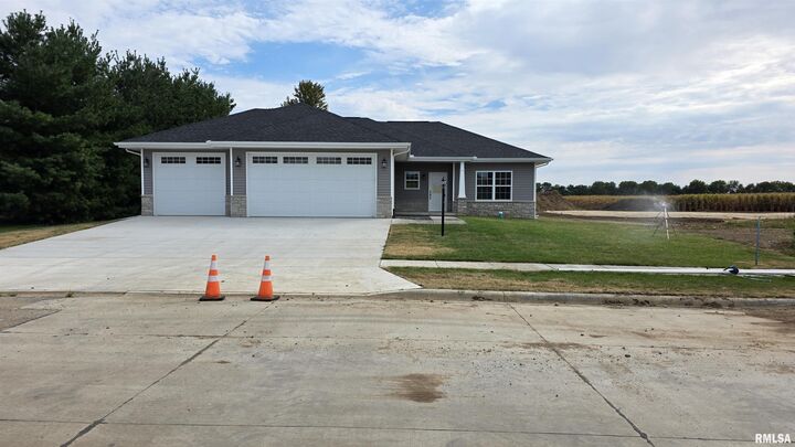 Property Photo: 1304 W Hillcrest Drive IL 61523