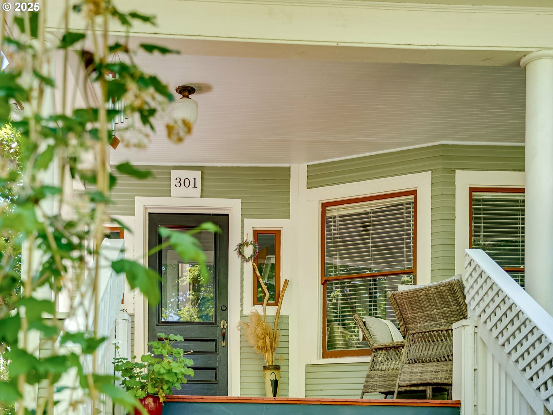 Property Photo: 301 E 19th St WA 98663