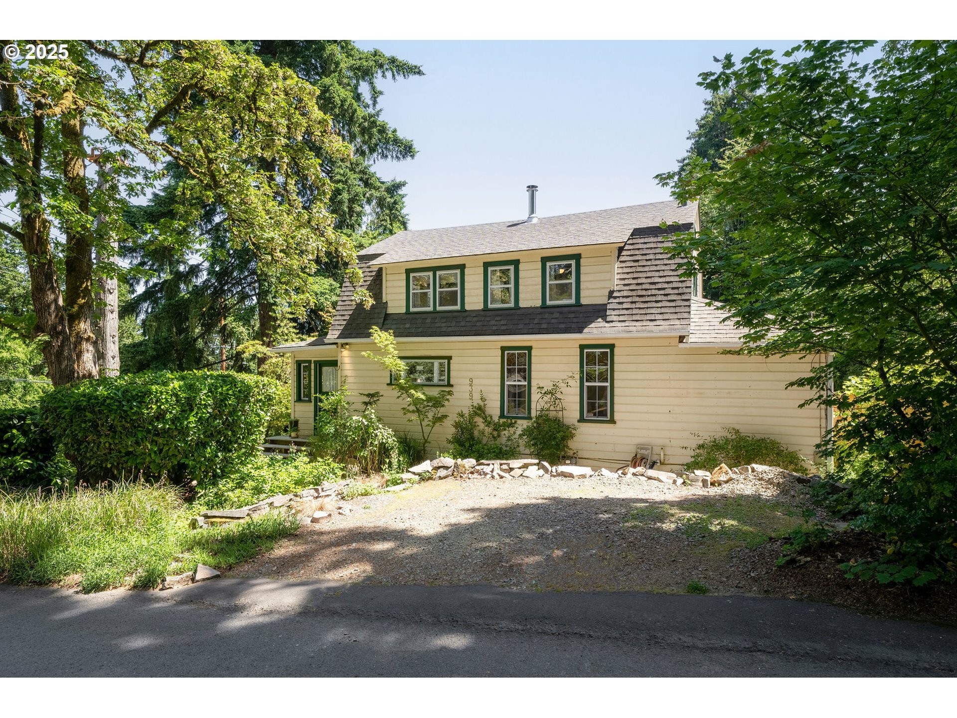 Property Photo:  939 McVey Ave  OR 97034 