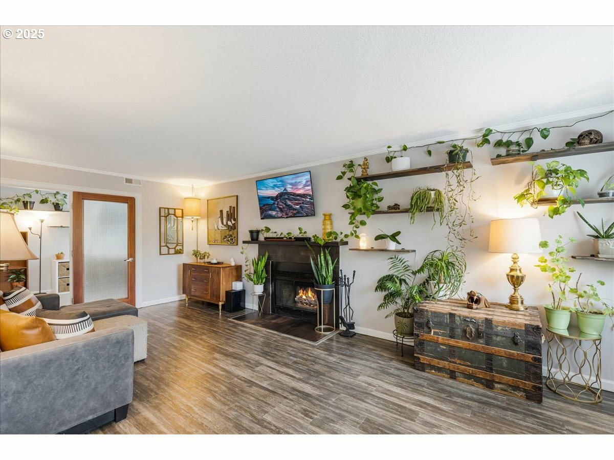 Property Photo: 6600 SE Division St 202 OR 97206