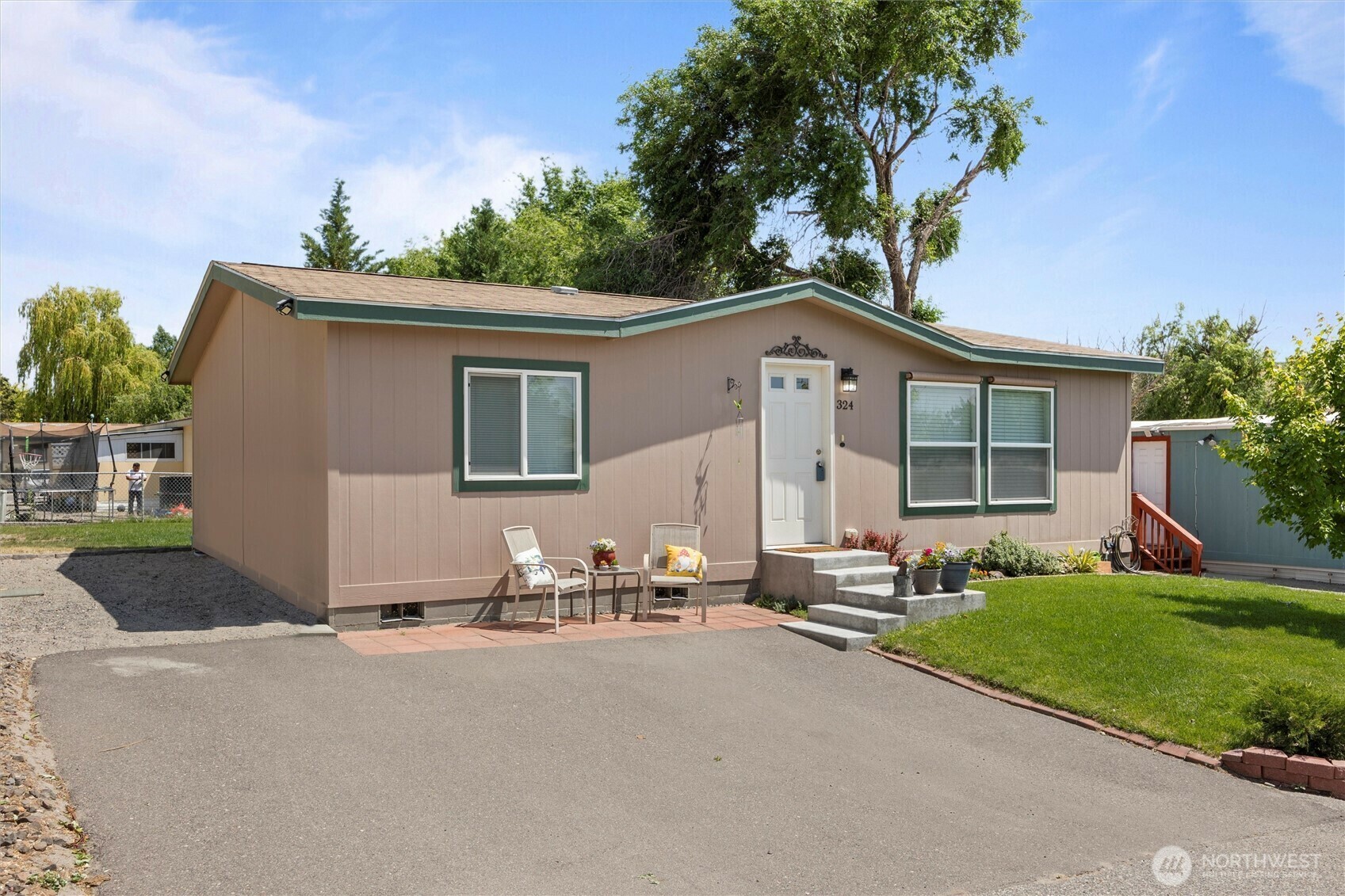 Property Photo:  324  Mojave Court  WA 99353 