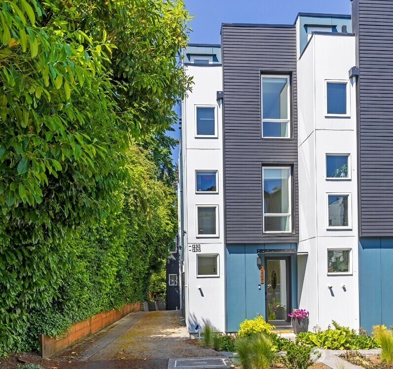 12321  14th Avenue NE  Seattle WA 98125 photo