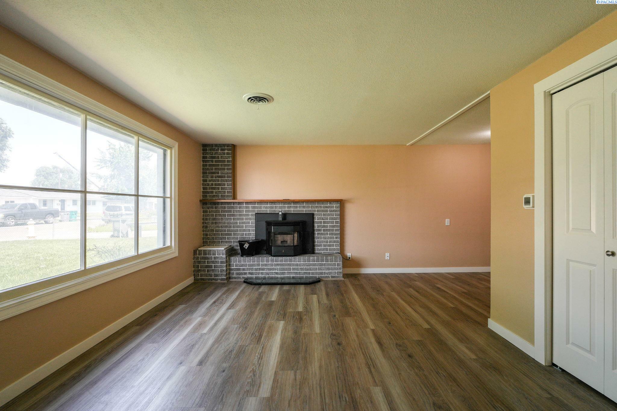 Property Photo:  325 W 11th Ave  WA 99337 