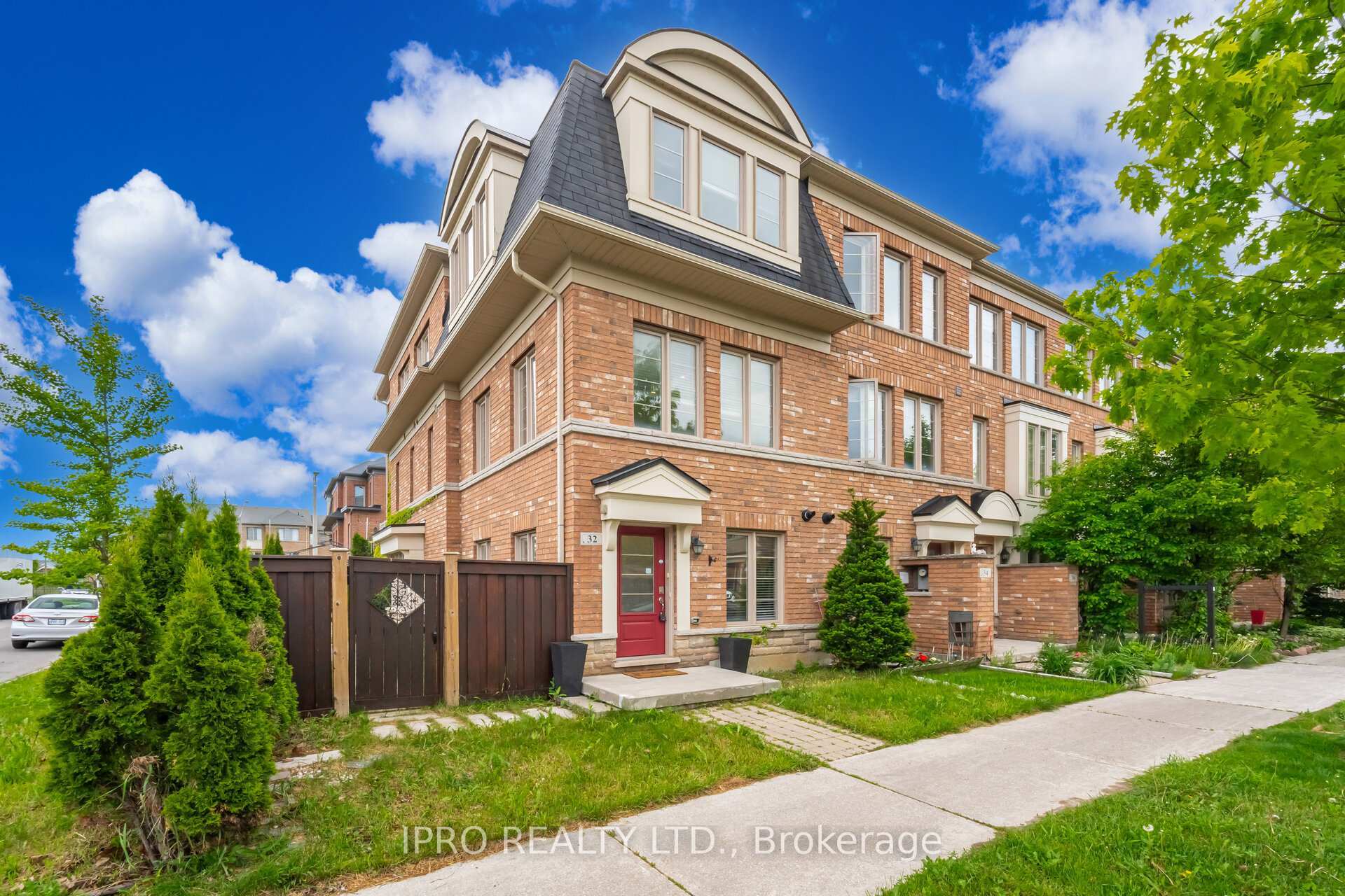Photo de la propriété: 32 Lily Cup Avenue ON M1L 0H4