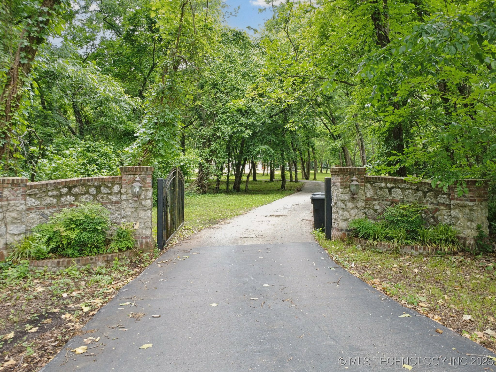 Property Photo: 9914 S Garnett Road OK 74012
