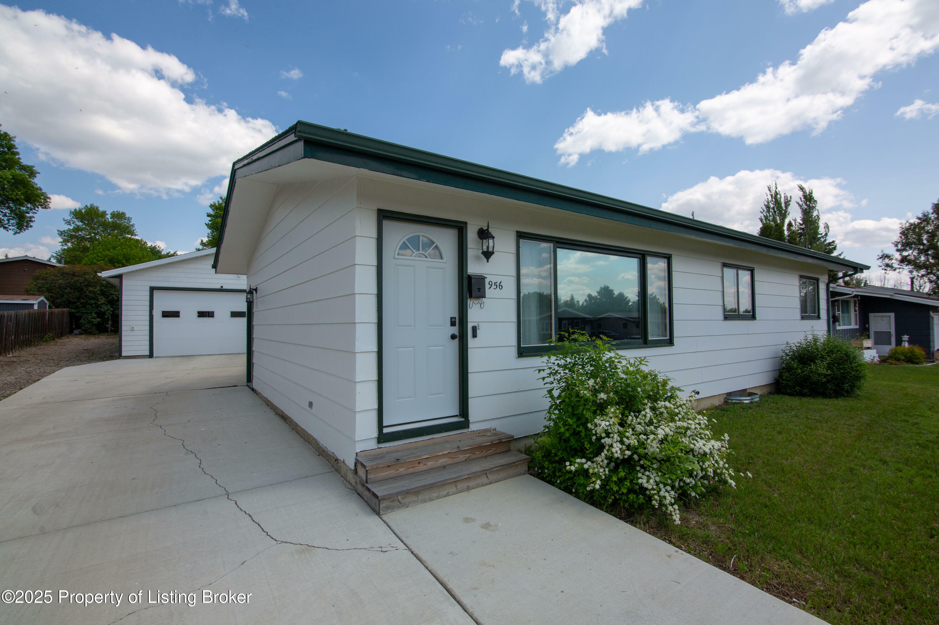 Property Photo:  956 Dell Avenue  ND 58601 