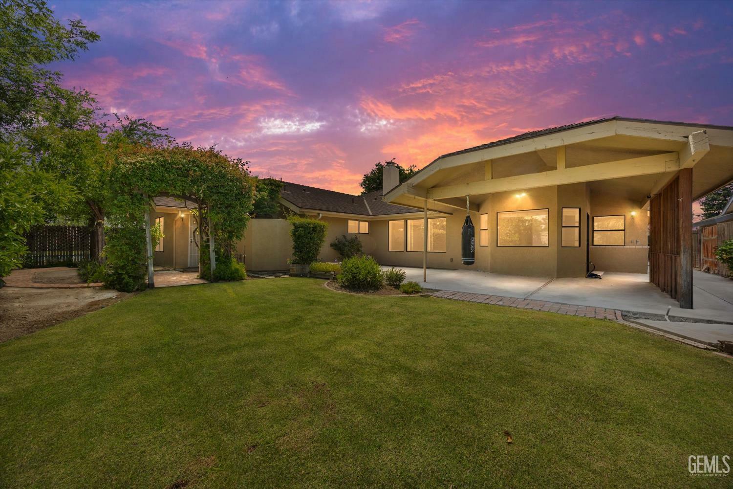 Property Photo: 9408 Wandering Oak Drive CA 93311