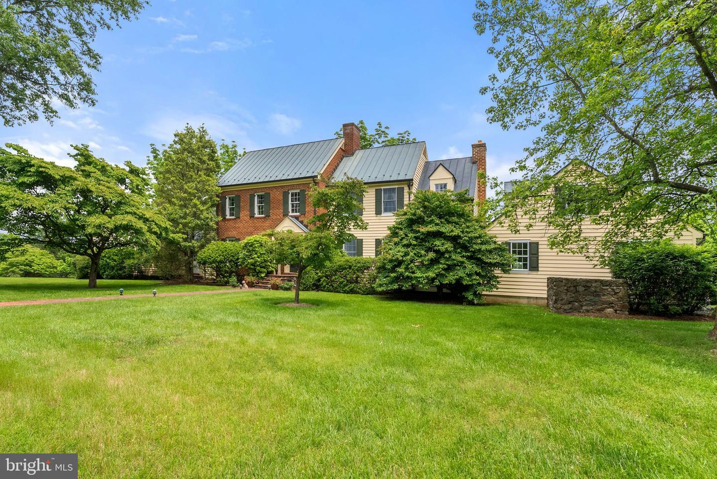 Property Photo: 10052 Possum Hollow Drive VA 20144