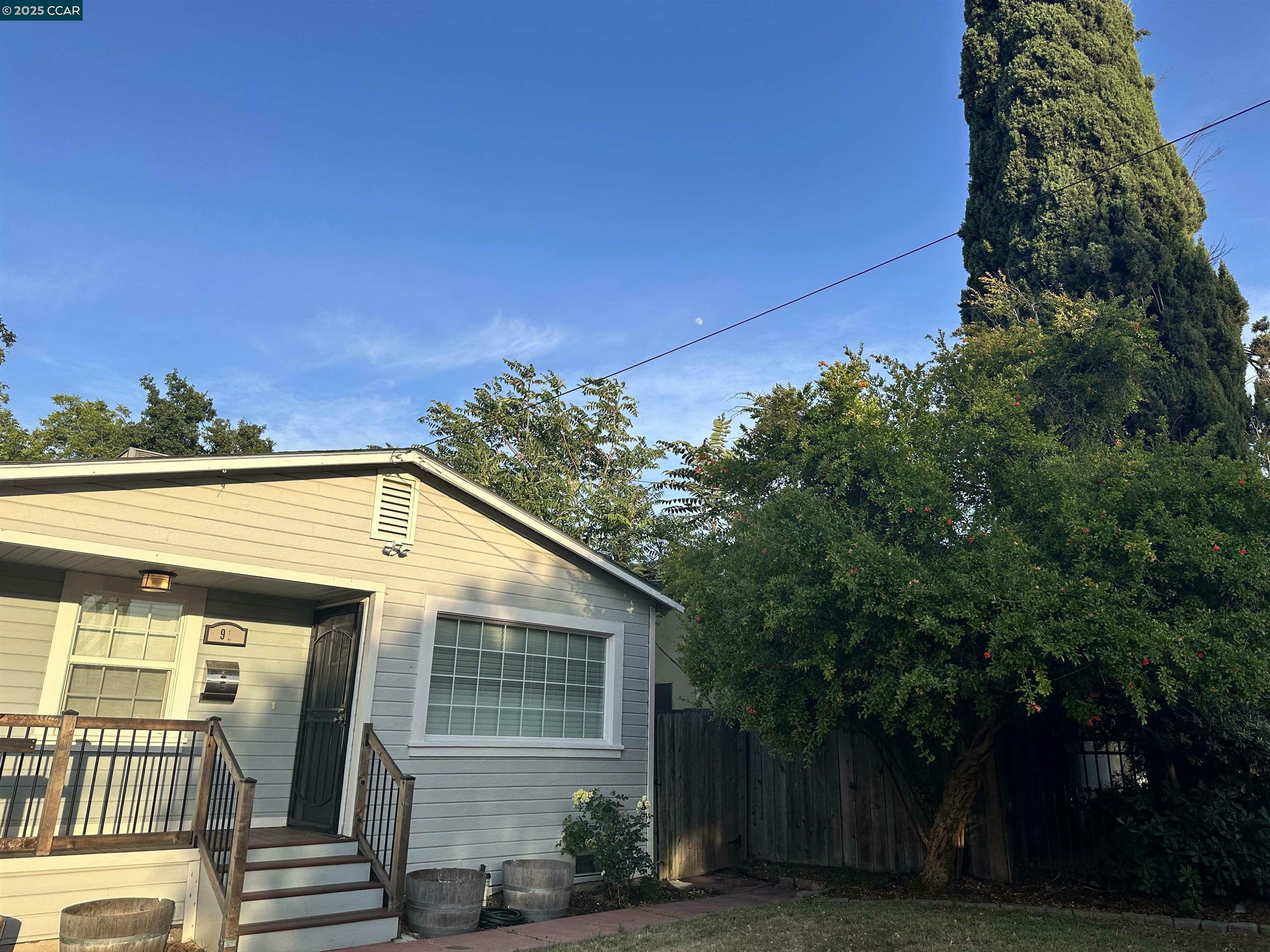 Property Photo:  91 Mountain View Ave  CA 94565 