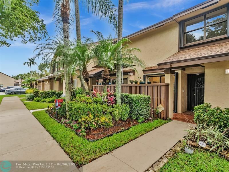 Property Photo: 3950 Cocoplum Cir D FL 33063