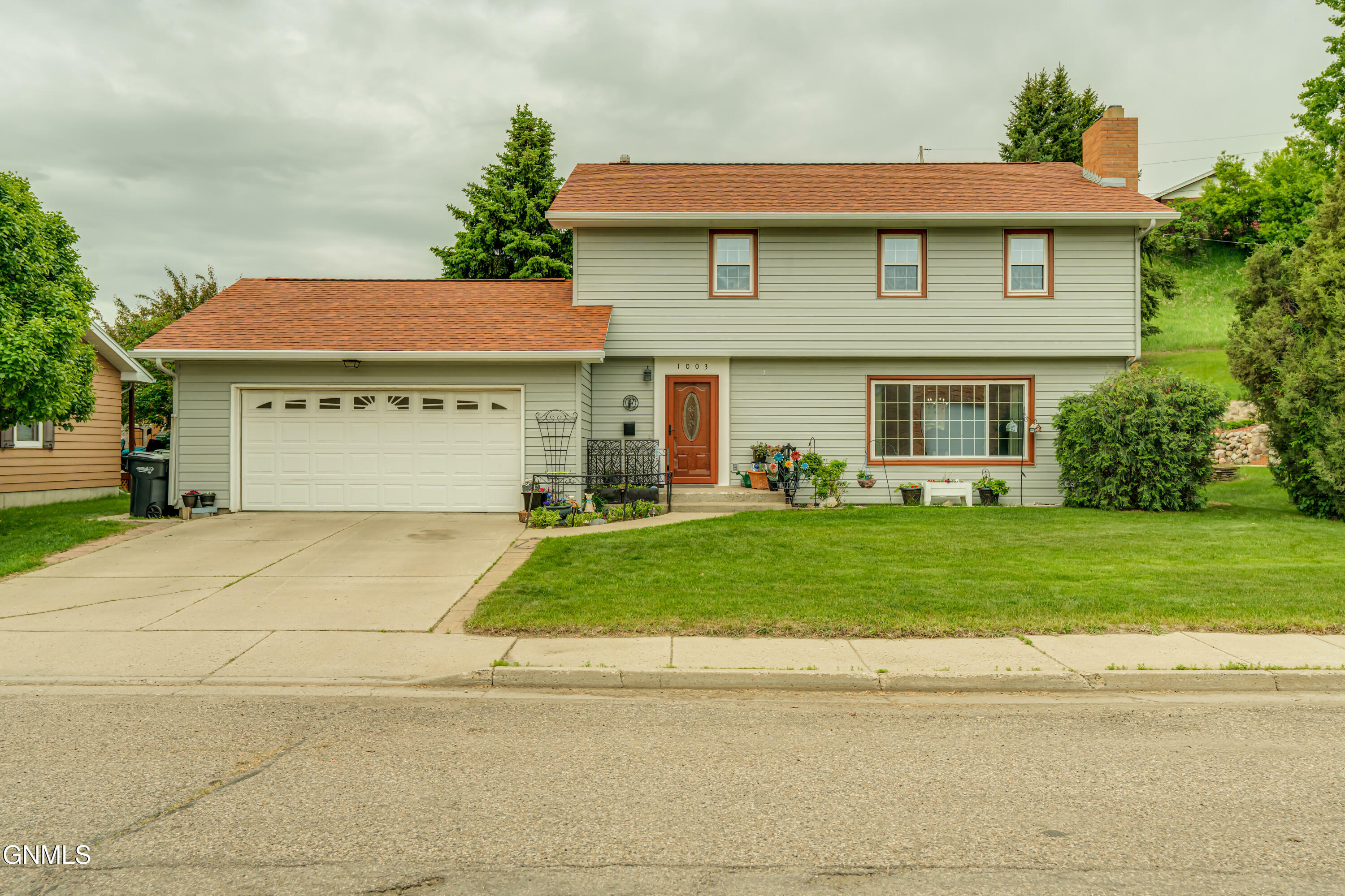 Property Photo: 1003 7th Street NW ND 58554
