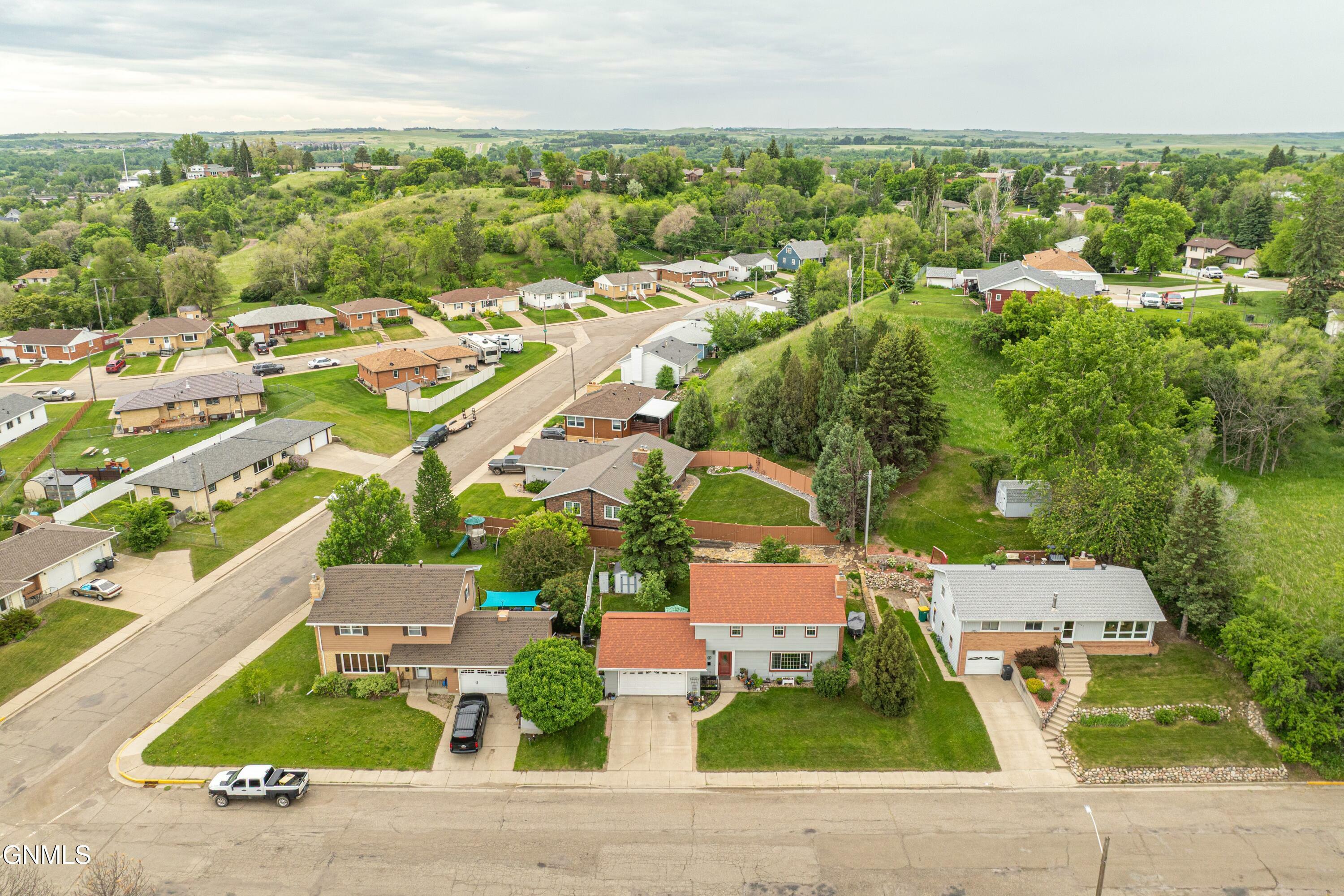 Property Photo: 1003 7th Street NW ND 58554
