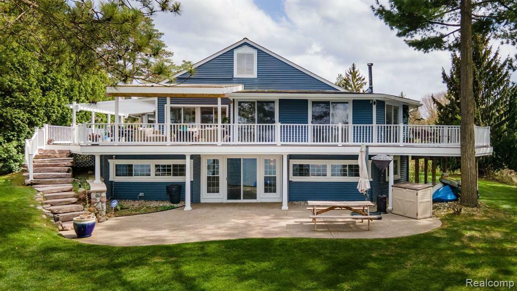 Property Photo:  900 Indianwood Road  MI 48362 1323 