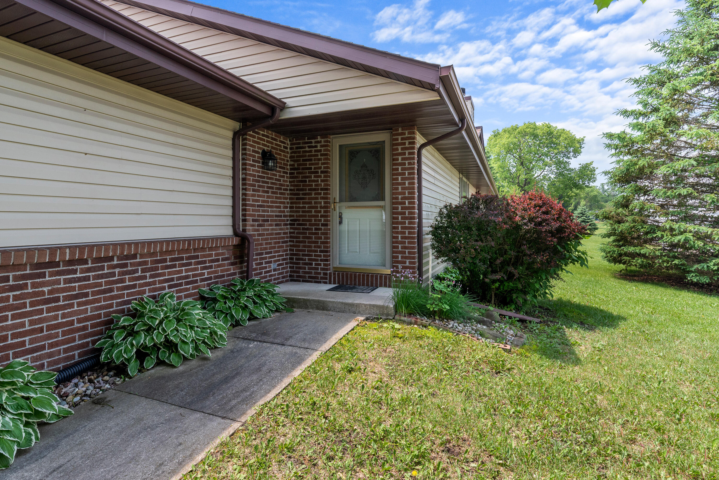 612 Wellington Dr  West Bend WI 53090 photo