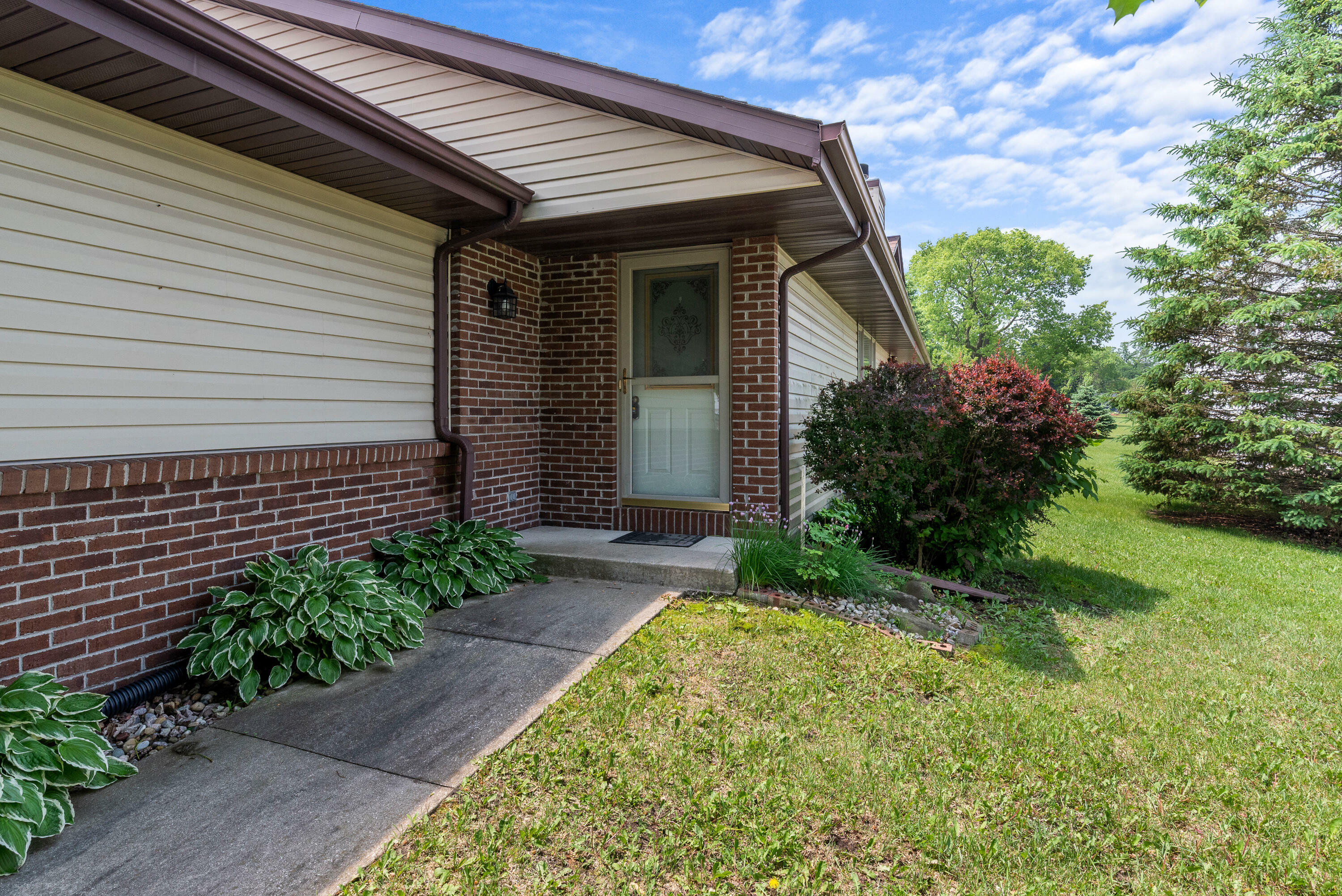 Property Photo: 612 Wellington Dr WI 53090