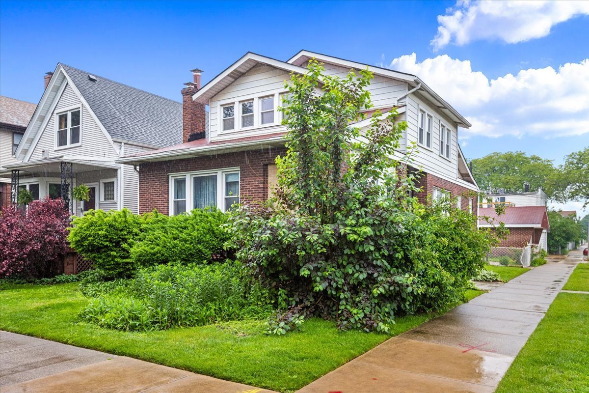 4835 W Sunnyside Avenue  Chicago IL 60630 photo