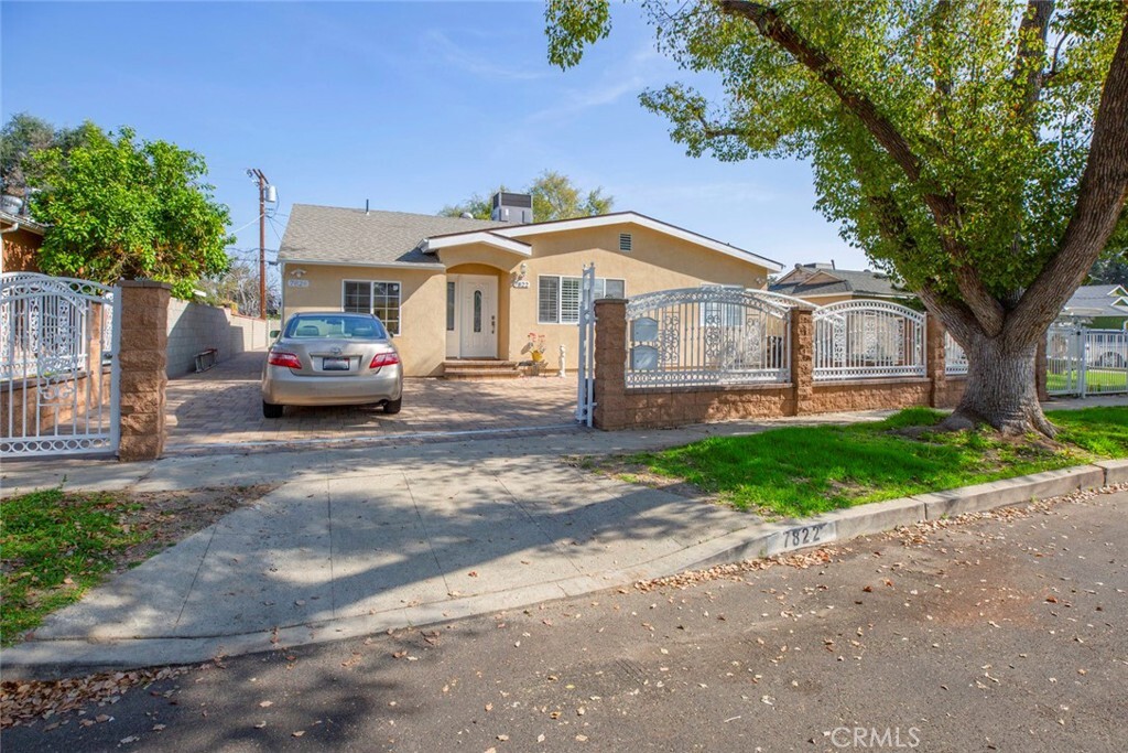 Property Photo: 7822 Hazeltine Ave CA 91402