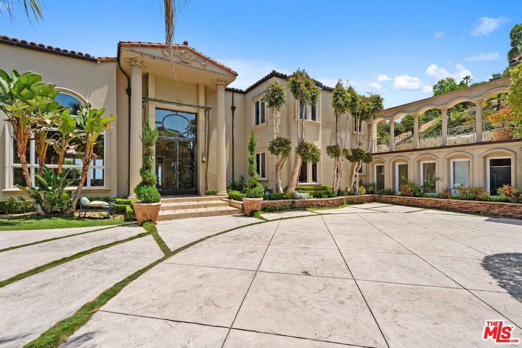 Property Photo: 16980 Escalon Drive CA 91436