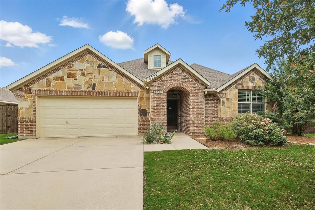 Property Photo:  2724 Westglen Drive  TX 76207 