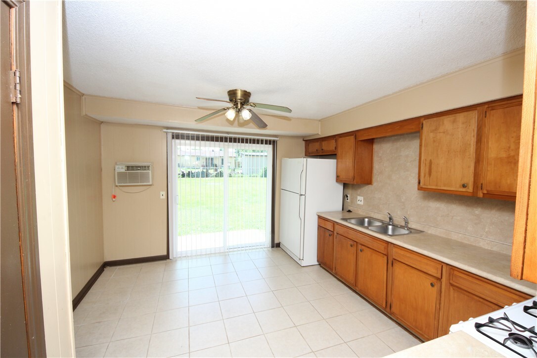 Property Photo: 1404 W Margaret Place AR 72756