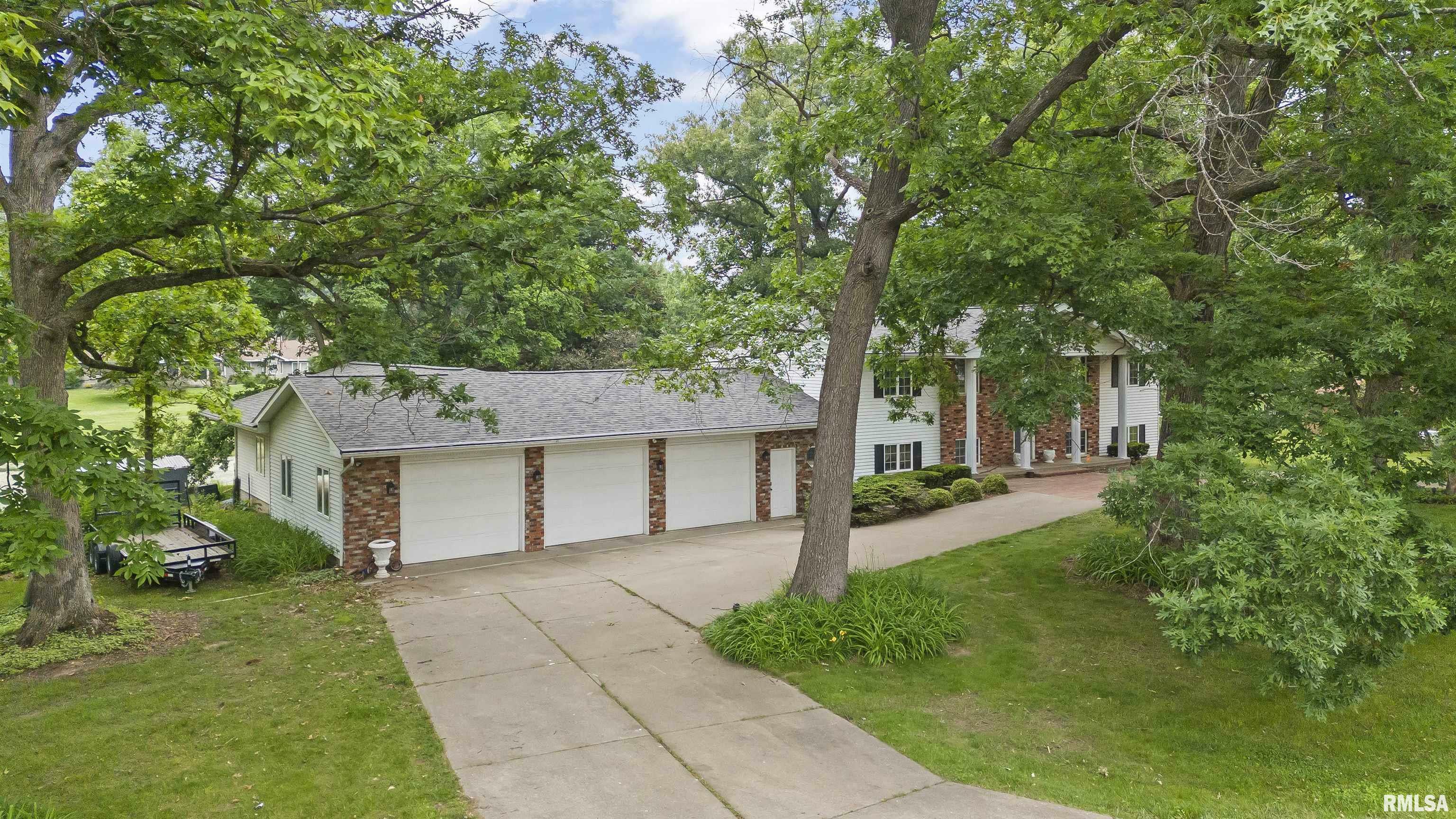 Property Photo: 201 E Lake Shore Drive IL 61526