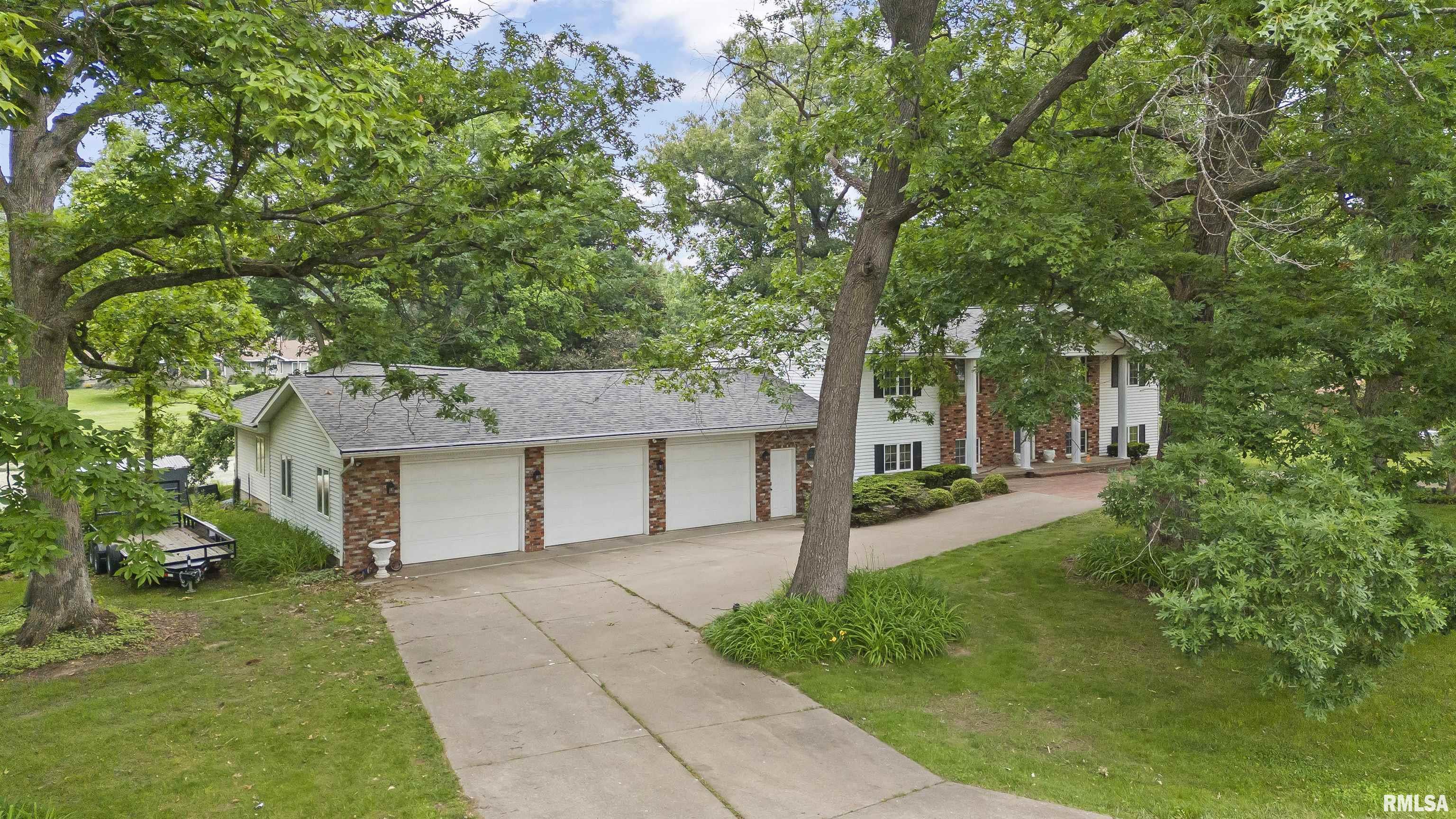 Property Photo: 201 E Lake Shore Drive IL 61526