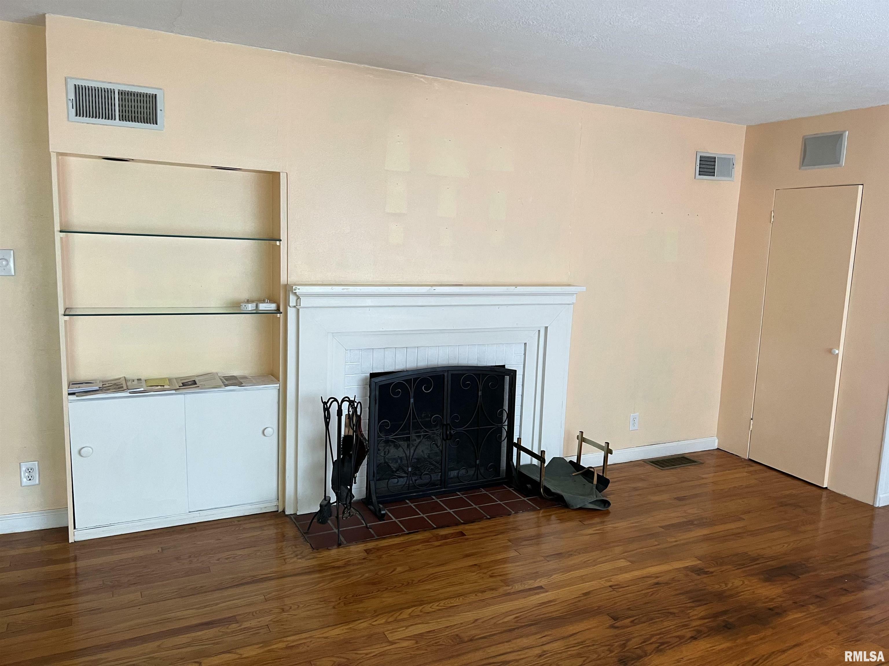 Property Photo: 1000 S Johnson Street IL 62901