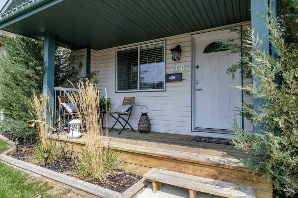 Property Photo:  260 Deschner Close  AB T4R 3C2 