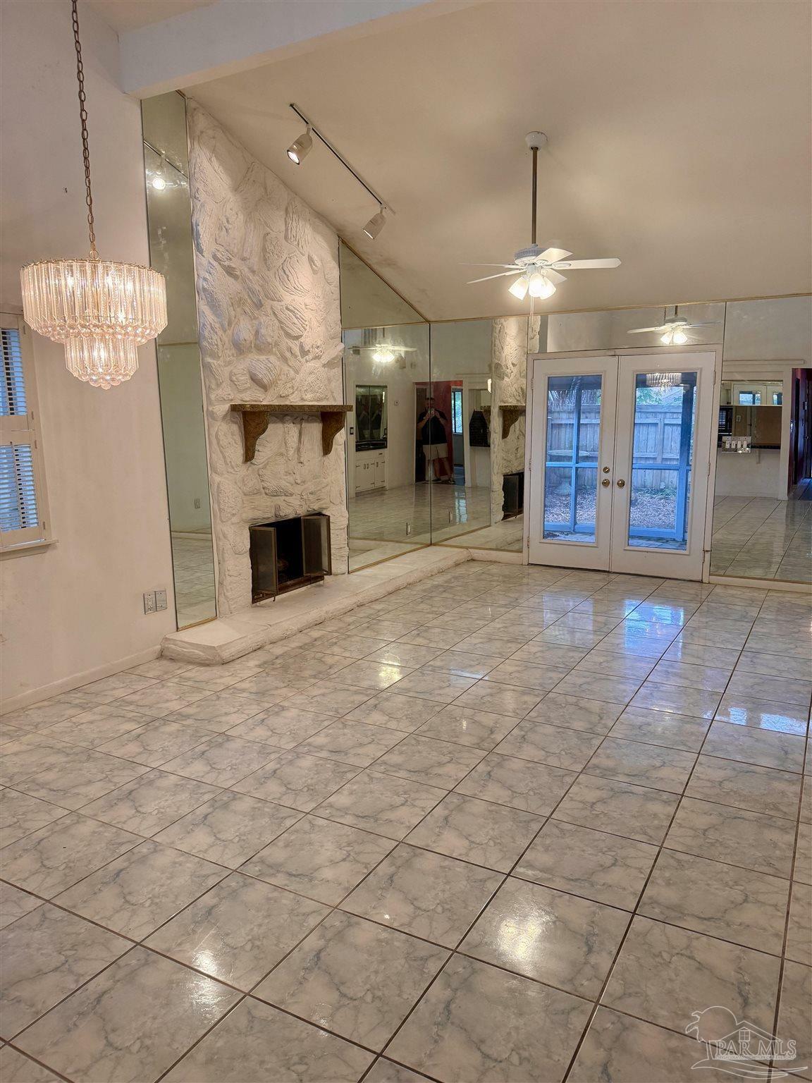 Property Photo: 6077 Hilburn Rd FL 32504